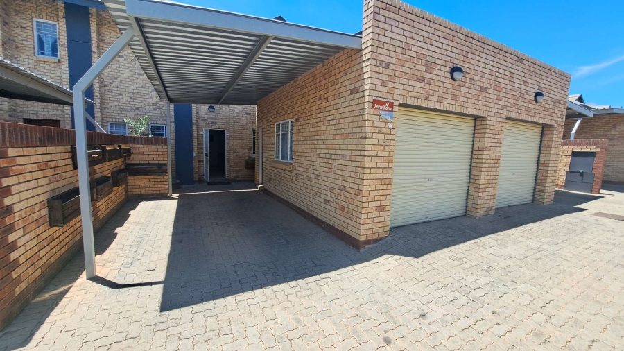 2 Bedroom Property for Sale in Langenhovenpark Free State